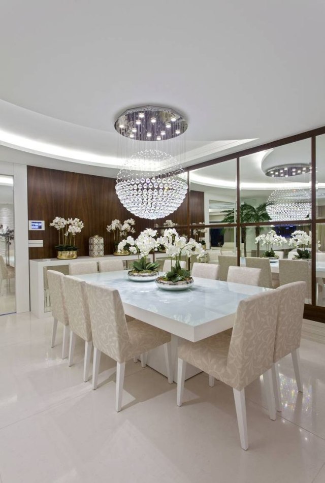 Apartamento moderno com decoração sofisticada em cores claras